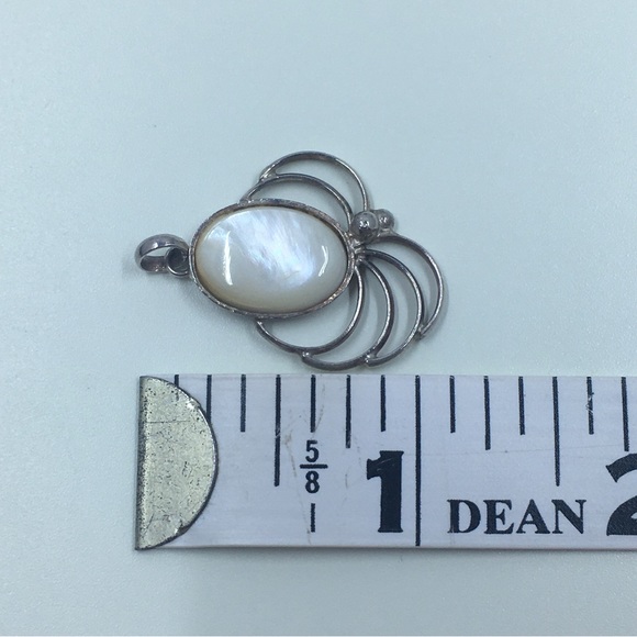 .900 Mother of Pearl Pendant - Picture 4 of 5